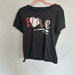 ❤️5 For $20❤️ Women’s Gray T- Shirt with LOVE and #mimilife

Size L